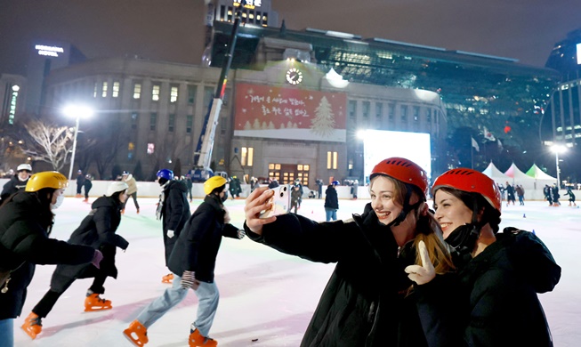时隔三年首尔广场滑冰场再开放
