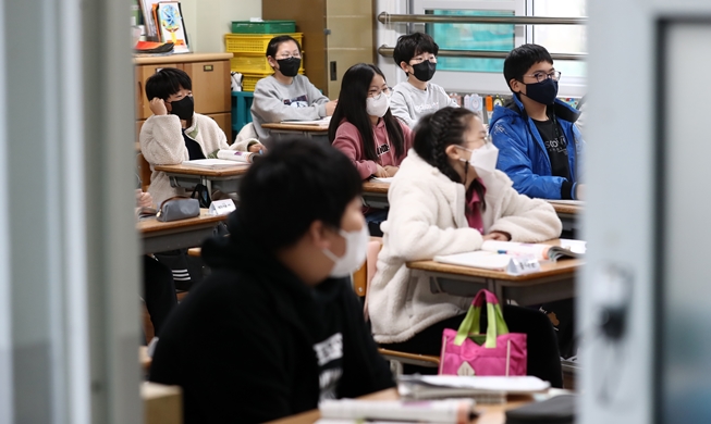 韩国各级学校时隔两年恢复到校上课