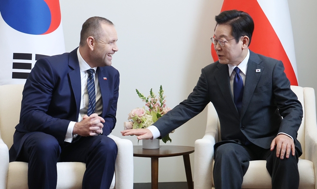 李在明分别与意大利、波兰、乌兹别克斯坦和捷克首脑举行会晤