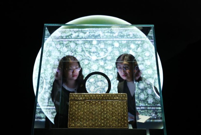 韩国国立古宮博物馆展示宝物《螺钿菊花蔓纹箱》