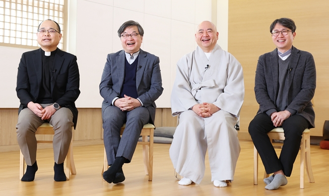 ﻿世界首个四大宗教合唱团通过音乐打破宗教壁垒