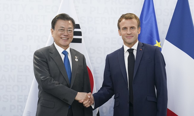 文在寅祝贺马克龙连任总统：韩法两国将更加牢固