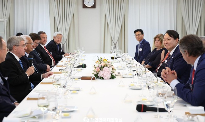尹锡悦与国际奥委会主席巴赫共进晚宴