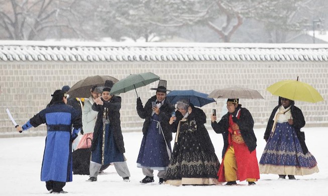 外国游客在雪中拍照