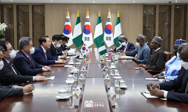 尹锡悦与尼日利亚总统布哈里举行首脑会晤