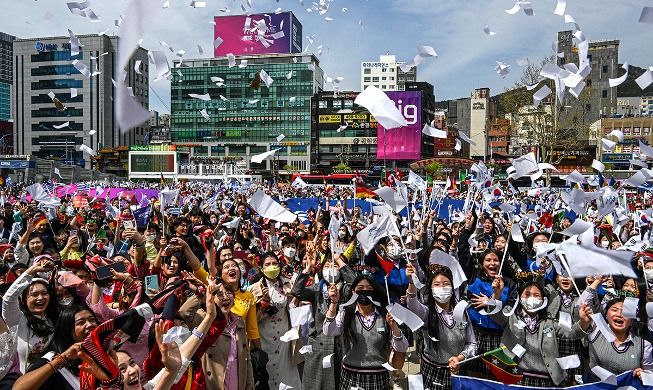 考察团访问釜山，市民们热情相迎