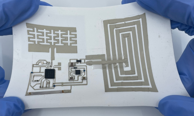 韩研究组成功研发全球首款弹性基板材料