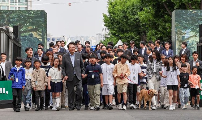 总统夫妇与小朋友们手牵手踏入龙山儿童公园