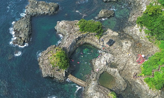 在济州黄牛地海岸浮潜