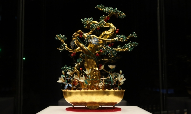 韩法建交140周年特别展开幕 王室国礼“蟠花”亮相首尔