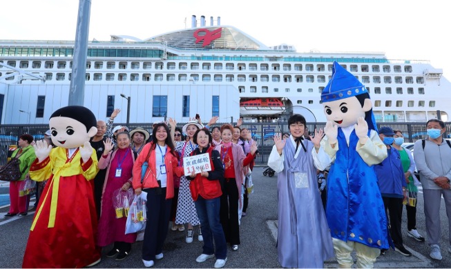 中国团体游客免签入境首日