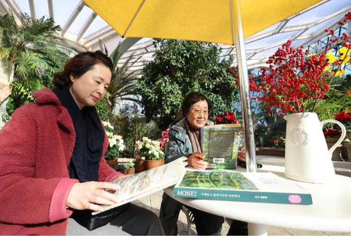 在植物园温室享受冬季阅读时光