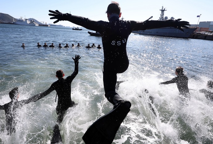 战胜严寒的海军