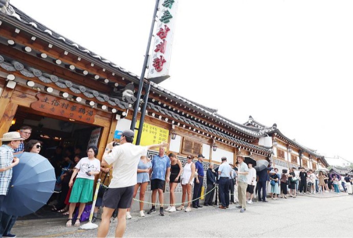 参鸡汤店门庭若市