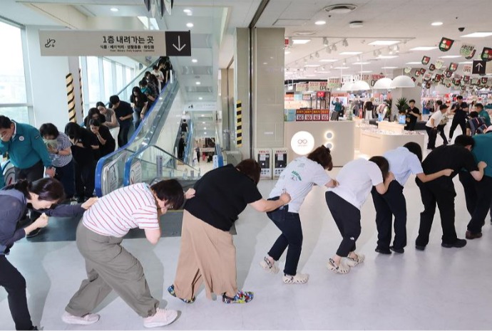 全民参与空袭民防演习