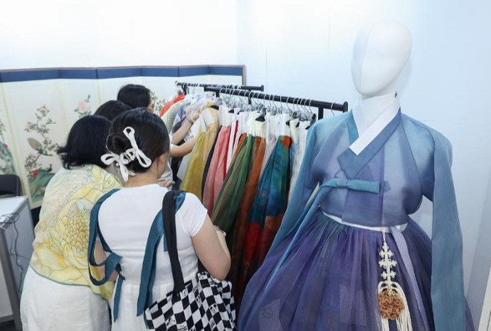  逛韩服商店