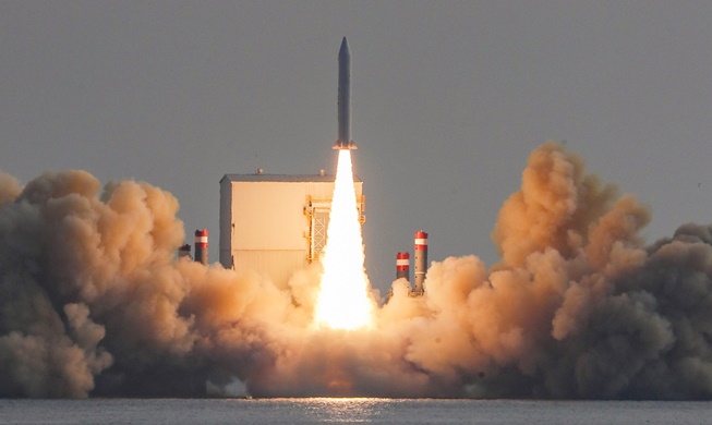 韩自研固体燃料火箭发射成功