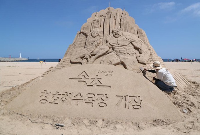 蜘蛛侠与绿巨人亮相束草海滩