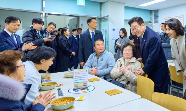 【李在明政府365日】③ 用一年搭建法制框架：照护、医疗、劳动，提升“基本生活保障线”