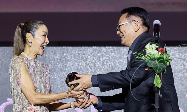 杨紫琼获“年度亚洲电影人奖”：与釜山电影节一道，我们从亚洲奔向世界