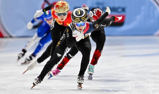 韩国选手金吉莉在短道速滑世界巡回赛第一站女子1500米比赛中夺冠