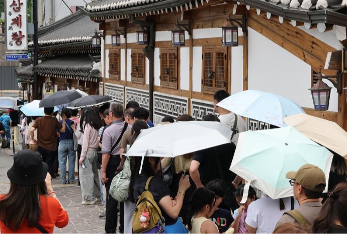 初伏将至 参鸡汤店迎来客流高峰