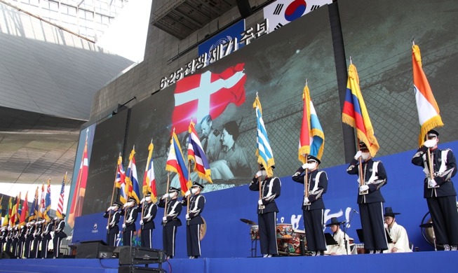 韩国战争71周年纪念仪式首次在釜山举行