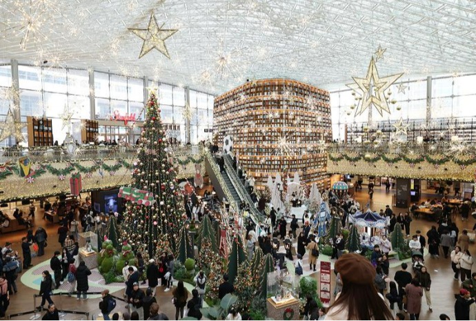 圣诞装饰点亮星院图书馆