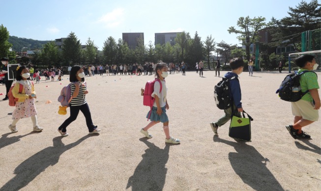 生活防疫期间，韩国中小学生开始返校复课