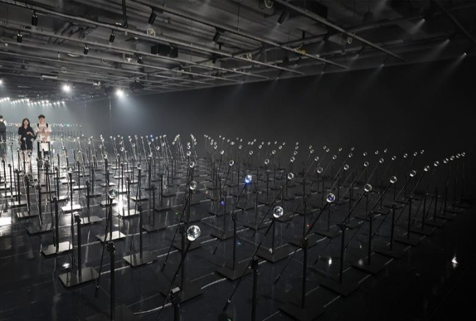 媒体艺术展 《Spectral Crossings》：光与情感的交汇