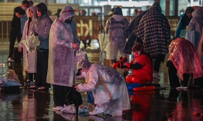 世界杯比赛结束后清理街道的市民们