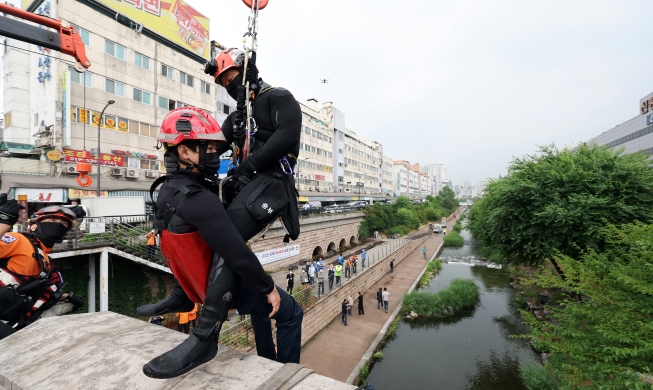 为应对暴风雨灾害的市民救助模拟训练