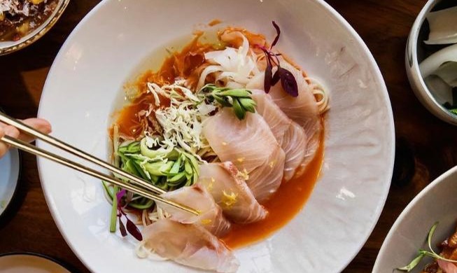 美籍韩裔厨师“水拌生鱼面”获《纽约时报》“年度最佳料理”