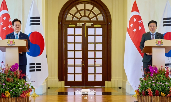 韩新首脑会谈：升级自贸协定谈判 签署AI合作等五项谅解备忘录