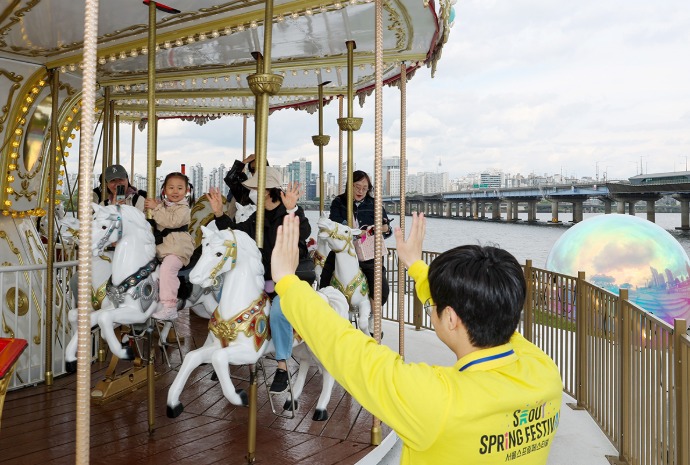 汉江畔旋转木马乐享春光