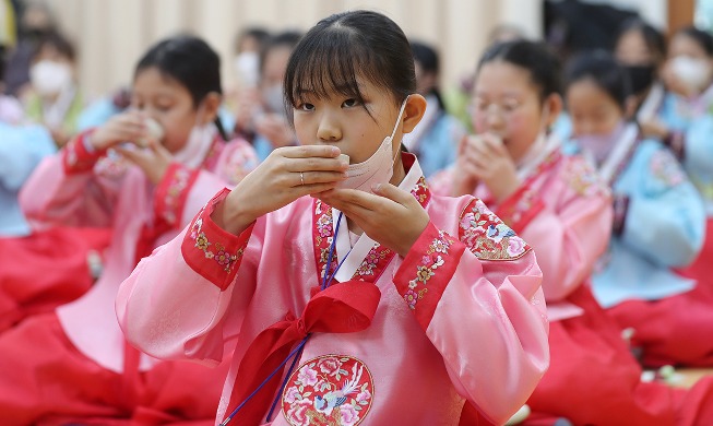 学习茶道的小学生们