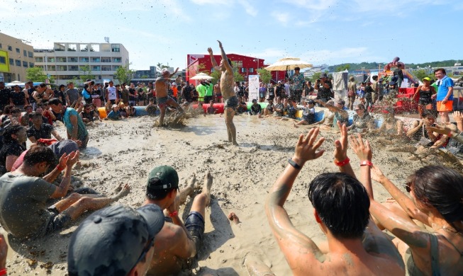 面朝大海畅玩泥浆，保宁泥浆节持续至8月9日