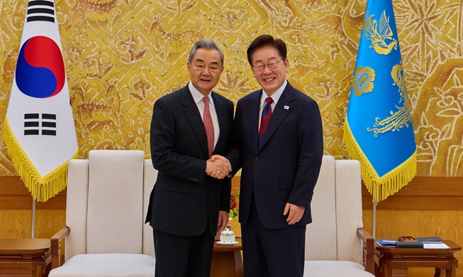 李在明会见中国外长王毅 探讨韩中关系及韩半岛局势