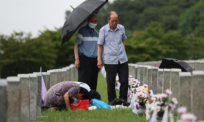 雨中参拜显忠院的市民们