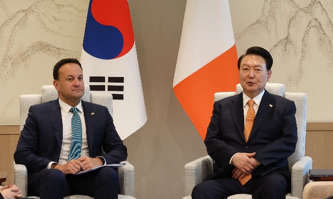 尹锡悦与爱尔兰总理瓦拉德卡举行会晤