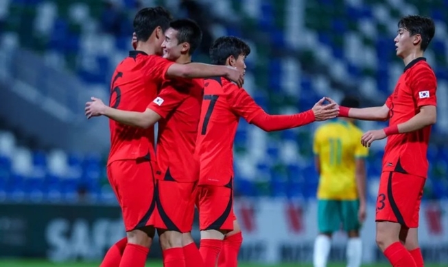 韩国U-23足球队在西亚锦标赛上夺冠