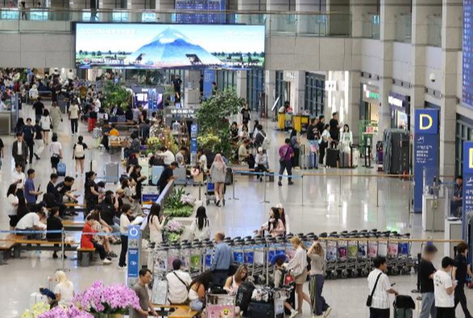 仁川国际机场旅客络绎不绝