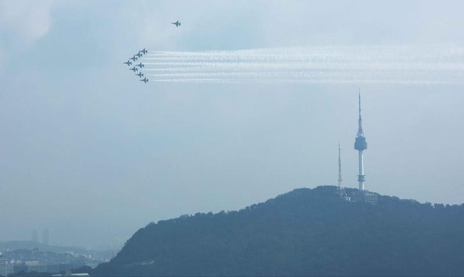 “黑鹰”飞行队在首尔上空彩排