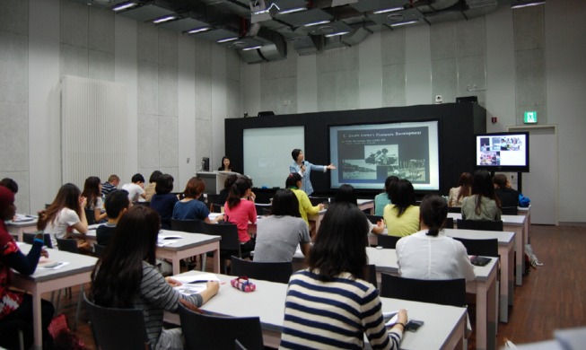 在全世界有超过4万名外国人学习韩国学