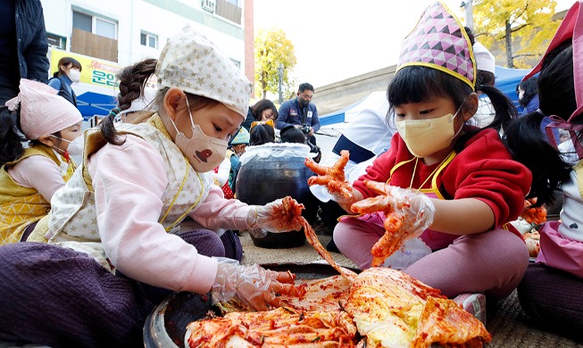 腌制辛奇的孩子们