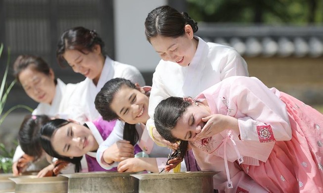 外国留学生体验菖蒲水洗头