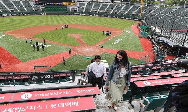 MLB事务局视察釜山社稷棒球场