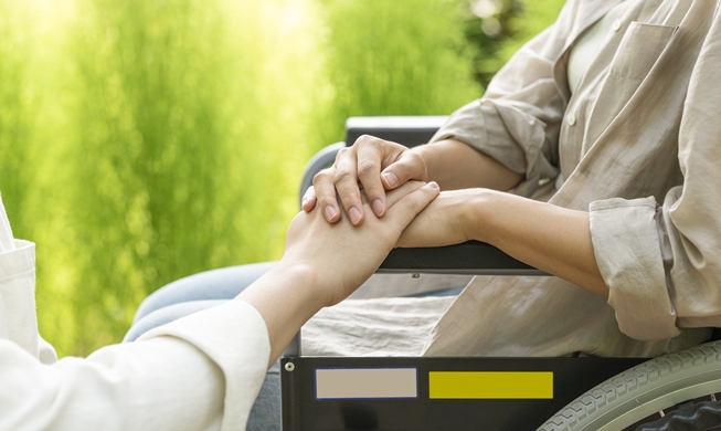 韩政府将从27日起实施涵盖医疗与疗养的一体化看护制度