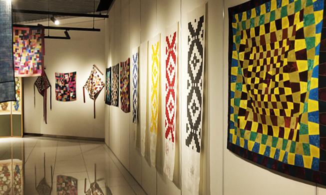 几何与色彩的交融：韩国传统拼布工艺“包袱布”