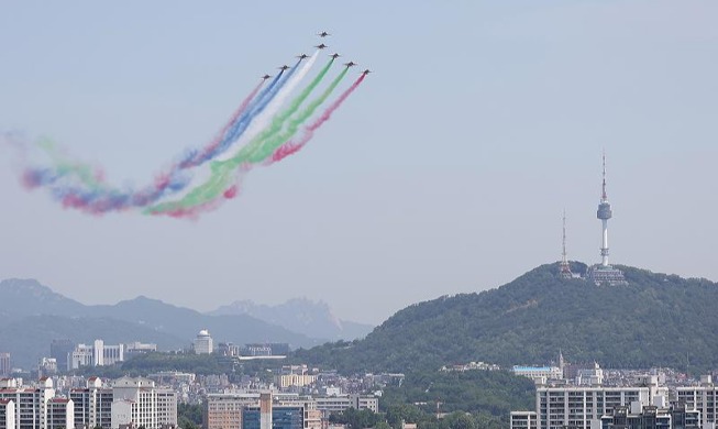 “黑鹰”在首尔上空翱翔